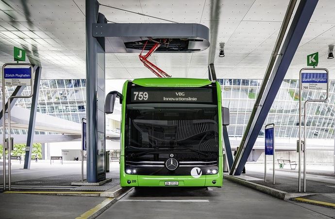 Mercedes lanza nuevas opciones de los rieles de carga, en Suiza