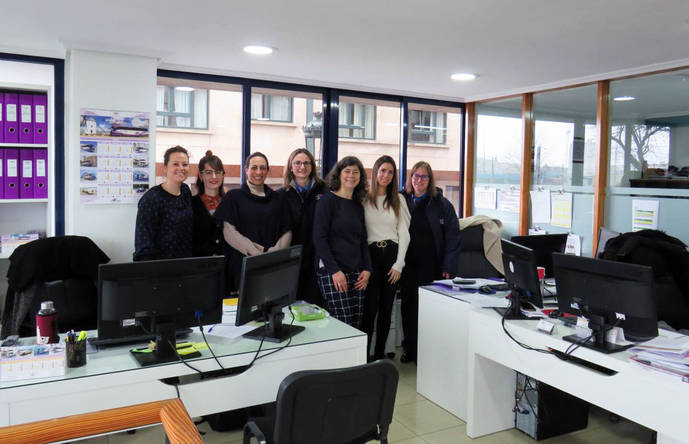 Mujeres de la oficina de Vigo de Autos González.