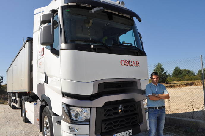 Óscar Baños, nuevo vicepresidente de Conetrans, posa con uno de los camiones de su empresa.