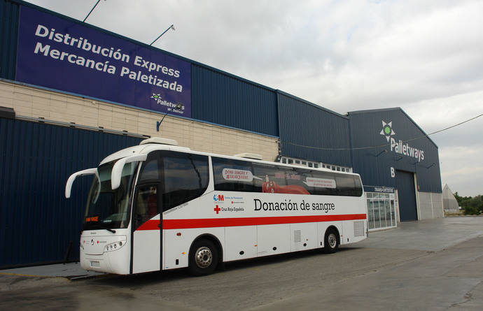 El autobús de la Cruz Roja para donar sangre, junto a las instalaciones de Palletways Iberia.