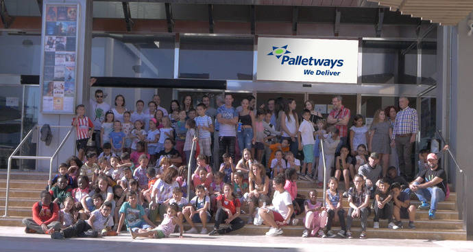Imagen de los empleados de Palletways con los niños de la asociación Caje.
