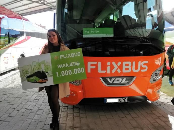 La salmantina Loreto M., de 19 años, ha sido la pasajera un millón de FlixBus y como regalo podrá viajar con FlixBus durante un año gratis a los más de 80 destinos que tienen las líneas españolas.