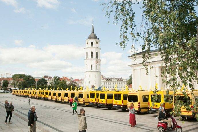 Los 51 autobuses en la plaza de Vilnus.