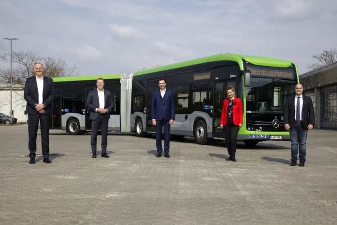 Mercedes-Benz entrega los primeros autobuses articulados eléctricos a Üstra
