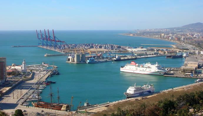 Los autobuses que visiten Málaga en navidad podrán aparcar en el puerto