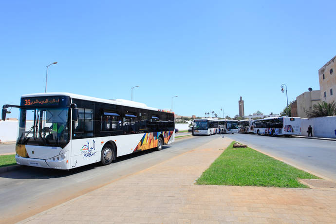 Un autobús de Alsa recorre las calles de la capital de Marruecos, Rabat.