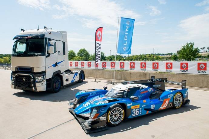Un T High Edition – Team Alpine, junto al coche del equipo en Le Mans 2017.