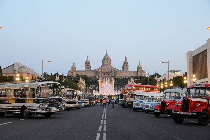 Imagen de la exposición de autobuses clásicos en Barcelona