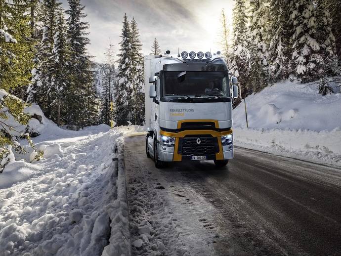 Un Renault Trucks T recorre un típico paisaje invernal.