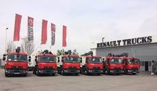 Renault Trucks entrega a gestión de residuos Hospitalet 6 vehículos con grúa