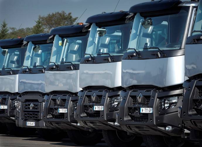 Varios camiones de Renault Trucks gama C.