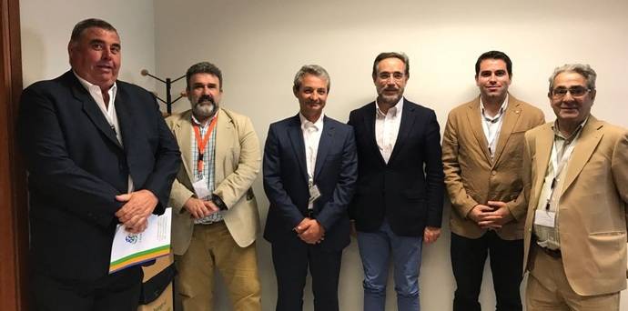 Foto de la reunión entre los representantes de Fedintra y la Junta de Andalucía.