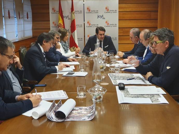 Un momento de la reunión del consejero castellano y leonés de Fomento y Medio Ambiente, Juan Carlos Suárez-Quiñones, con el alcalde de Grijota, Jesús Ángel Tapia.
