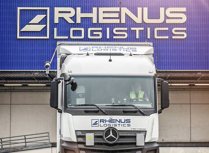 Un camión de Rhenus Logistics, en un almacén logístico de la compañía.