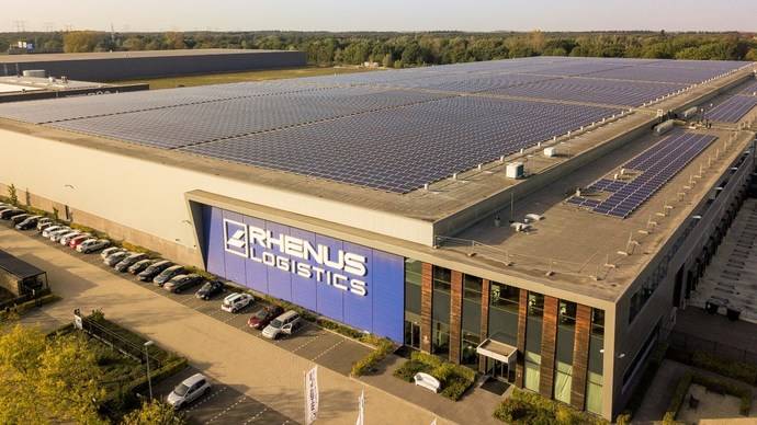 El nuevo almacén de Rhenus en Holanda, con el techo cubierto de paneles solares.