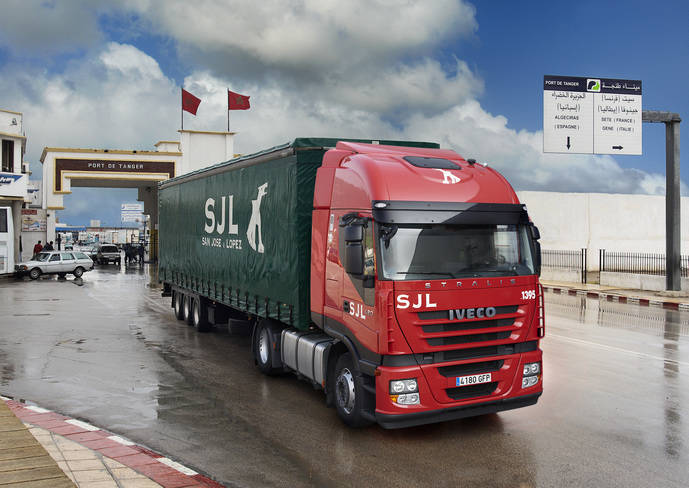 Un camión del Grupo SJL, en el puerto de Tánger.