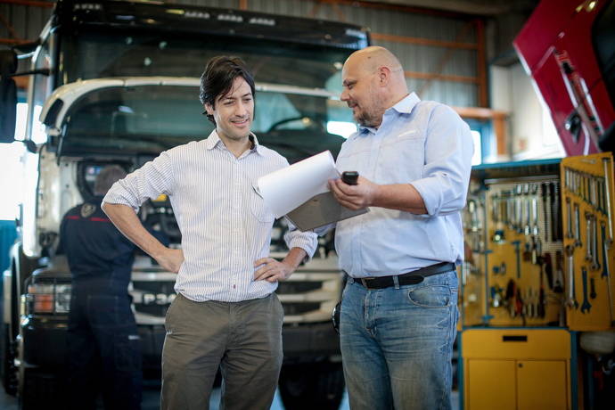 Un cliente de Scania recibe asesoramiento en un taller de la marca.