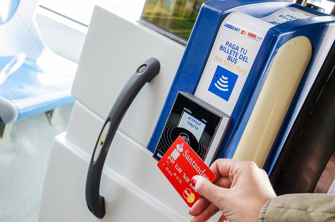 El billete de autobús ya puede pagarse en Madrid con tarjeta bancaria sin contacto
