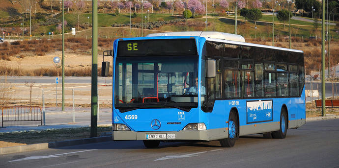 Un autobús de una línea de servicio especial de la EMT de Madrid.