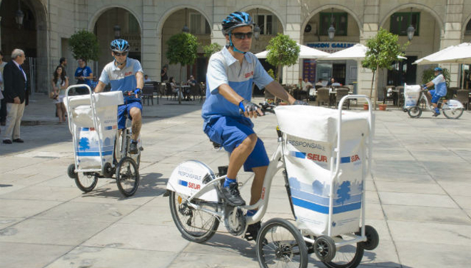 Bicicletas para reparto en ciudad de Seur.