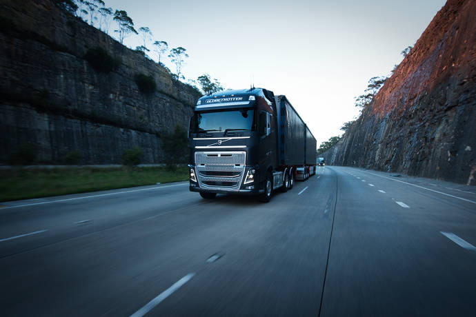 Un camión Volvo con transporte especial circula por una carretera.