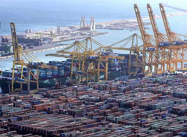 De la Serna prevé que los puertos españoles cerrarán 2016 con 48 millones de toneladas transportadas.
