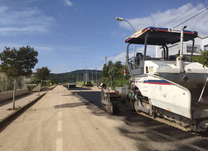 Trabajos de asfaltado en la travesía de Aldeaquemada (Jaén).