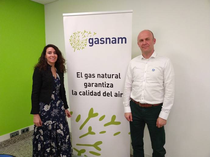 Eugenia Sillero, Secretaria General de Gasnam y Trond Johansen, responsable de Promoción de Ventas de Allison Transmission en España.