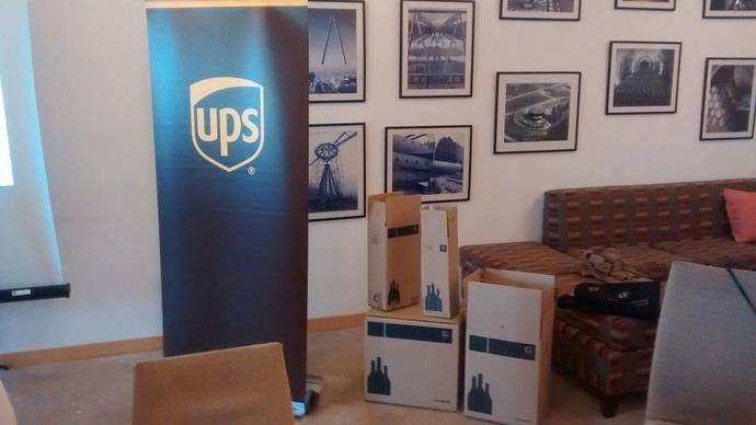 Imagen de las distintas cajas que ofrece UPS para el transporte de vino.