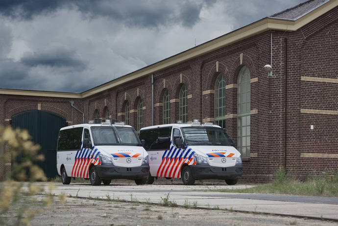 Las dos unidades móviles modificadas entregadas ya por VDL a la policía holandesa.