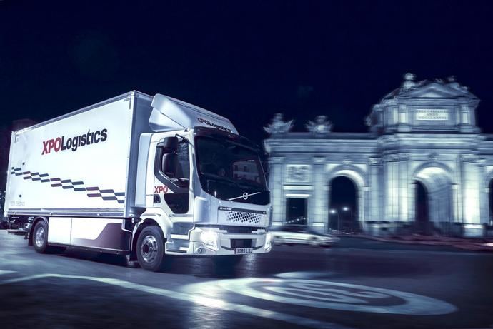 Empieza a circular el primer camión eléctrico de Volvo Trucks en España, de la mano de XPO Logistics e inditex