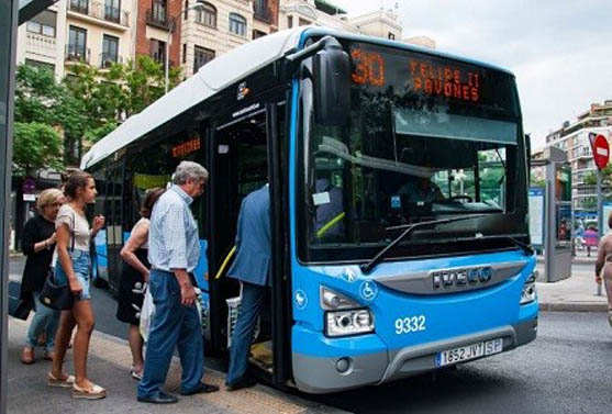 Varios viajeros montan en un autobús de la EMT de Madrid.