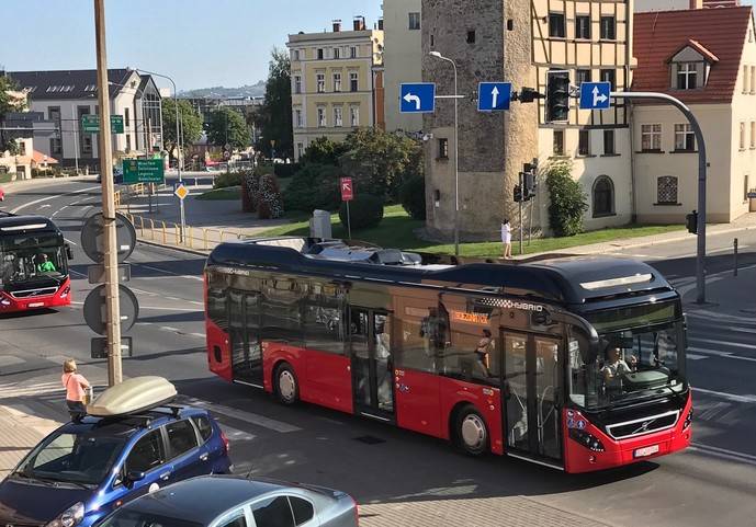 Un autobús híbrido de Volvo recorre las calles de una ciudad polaca.