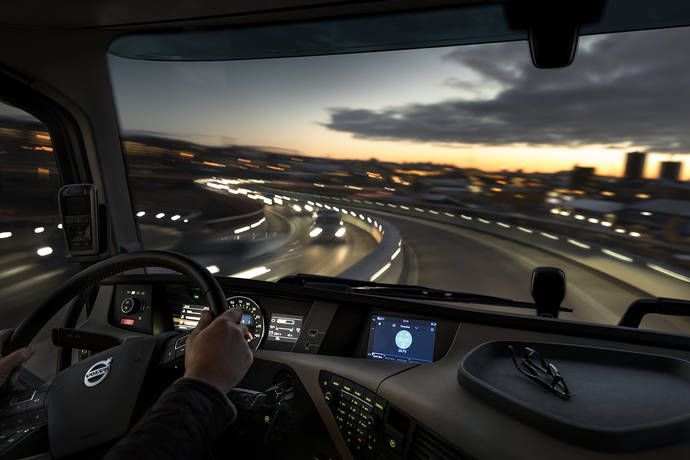 Cabina de un camión Volvo con rl nuevo sistema integrado de servicios e infoentretenimiento.