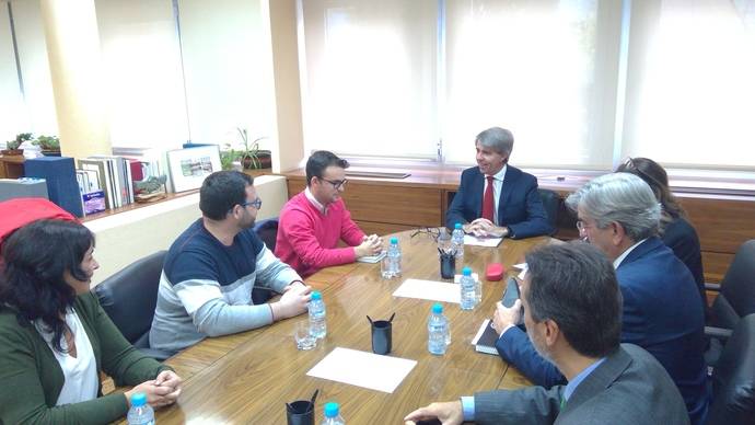 Reunión del consejero madrileño de Transportes, Movilidad e Infraestructuras, Ángel Garrido, con el alcalde de Villa del Prado, Héctor Ortega.
