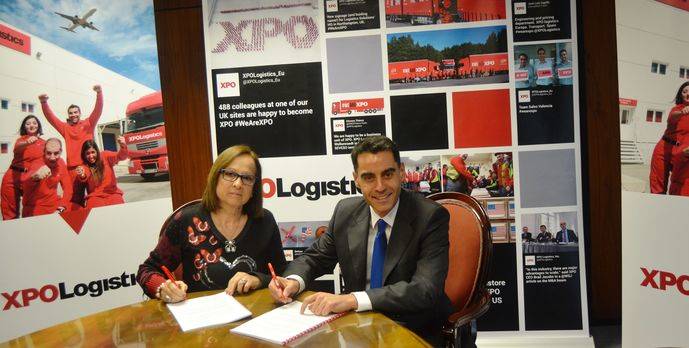 Mercedes Odero Meseguer, gerente de Transportes Caramé e Hijos y Vicente Gutiérrez, director regional para XPO Logistics en Andalucía han firmado el acuerdo.