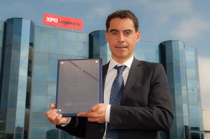 José Luis Arenas, director general del área de Soluciones de Transporte de XPO Logistics Iberia, posa con el galardón.