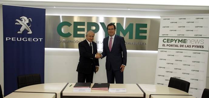 Jorge Tomé, director general de Peugeot para España y Portugal y Antonio Garamendi, presidente de Cepyme, se dan la mano tras suscribir la alianza.