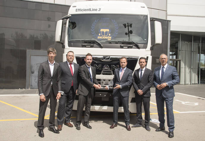 Representantes de MAN con el premio a camión más eficiente, entregado durante el Forum.
