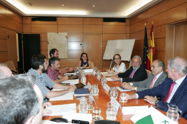 Reunión entre el alcalde de La Coruña, Xulio Ferreiro, y responsables de Adif y del Gobierno autonómico en Madrid.
