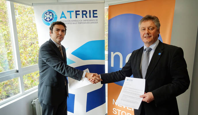 Momento de la firma del acuerdo entre Atfrie y NQA España. 