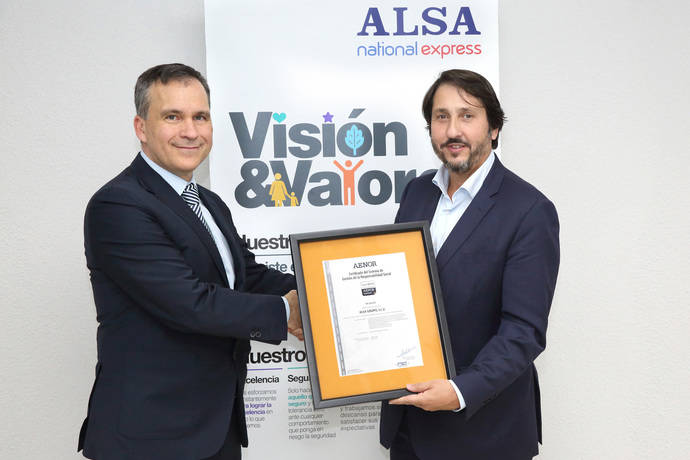 Rafael García Meiro, director general de Aenor, entrega el certificado IQNet SR10 a Francisco Iglesias, consejero delegado de Alsa.
