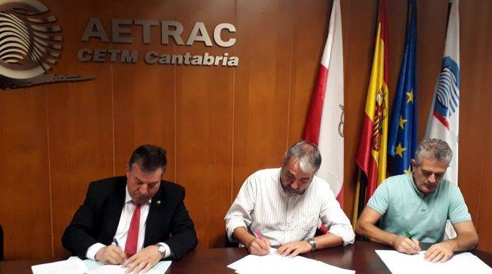 Momento de la firma del nuevo Convenio Colectivo de transporte de mercancías por carretera de Cantabria.