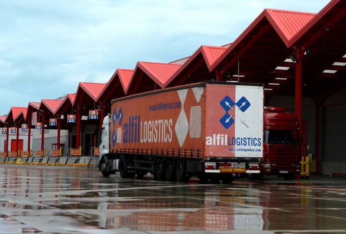 Un camión de Alfil Logistics en un centro de distribución.