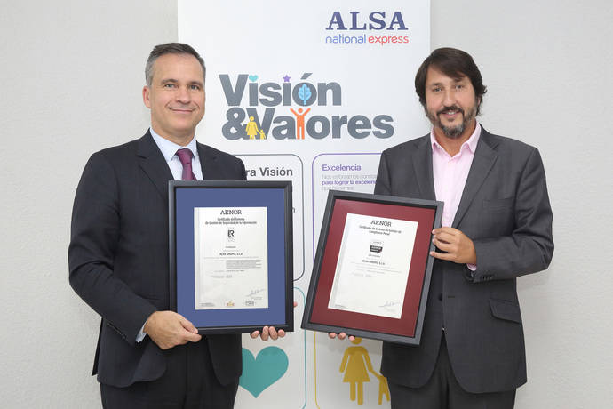 Rafael García Meiro, CEO de Aenor (izq.) entrega al Consejero Delegado de Alsa, Francisco Iglesias (dcha.), las dos nuevas certificaciones obtenidas por la empresa de transporte.