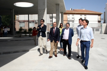 El delegado territorial de Fomento y Vivienda, Francisco Fernández España, reunido con los respectivos alcaldes y alcaldesas.