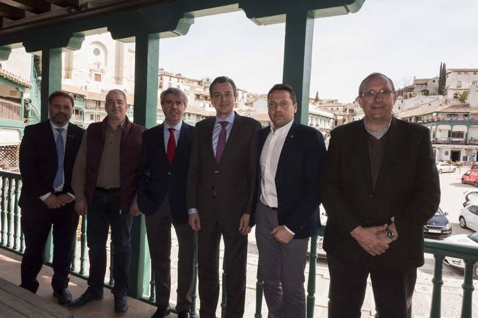 El consejero de Transportes, Movilidad e Infraestructuras de Madrid, Ángel Garrido, se ha reunido en Chinchón con alcaldes del sureste de la región.