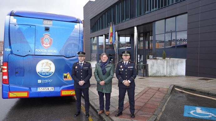 Oviedo presenta un autobús eléctrico por el 175 aniversario de la Policía