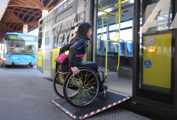 Una persona en silla de ruedas sube a un autobús.