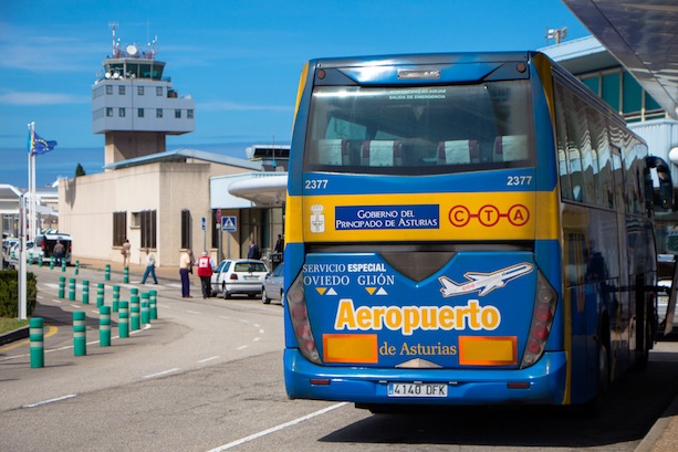 Autocar que se encarga del servicio al aeropuerto de Asturias.
